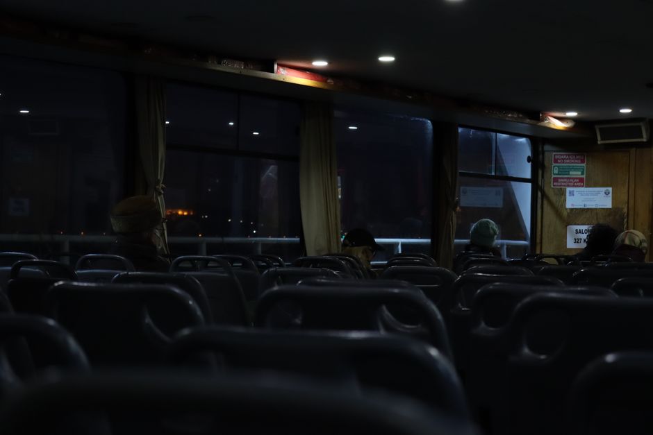 Acharterbustravelingatnightforanovernightgrouptrip